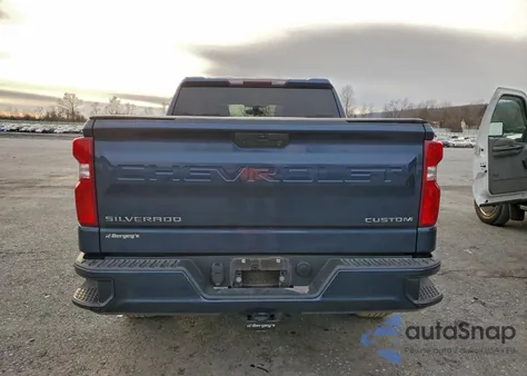 2021 Chevrolet Silverado K1500 Custom z USA, uszkodzony, nr VIN 1GCPYBEK8MZ240881